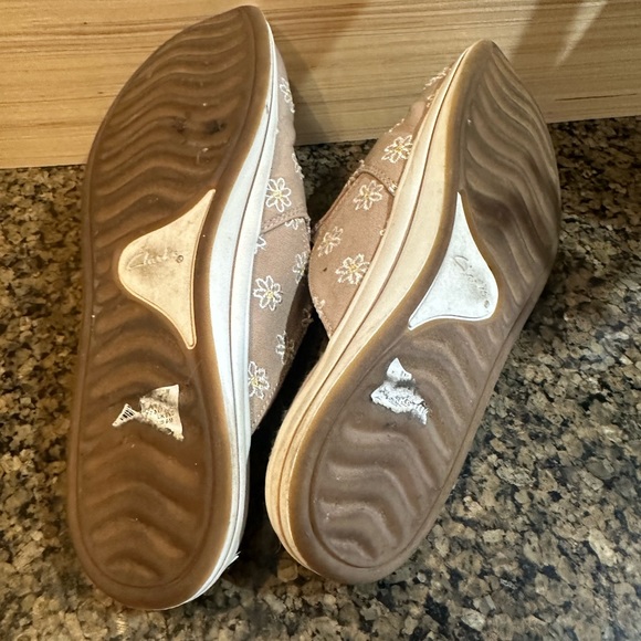 Clark’s Breeze Shore Cloudsteppers Slides - Picture 2 of 3